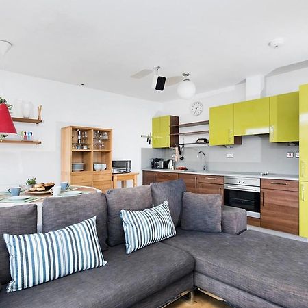 Stylish 2 Bedroom Flat With Balcony In London Kültér fotó
