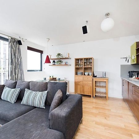 Stylish 2 Bedroom Flat With Balcony In London Kültér fotó