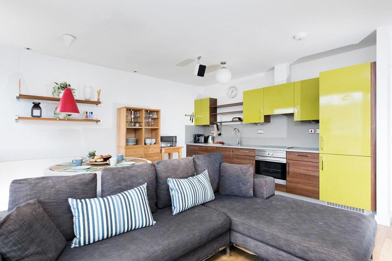 Stylish 2 Bedroom Flat With Balcony In London Kültér fotó