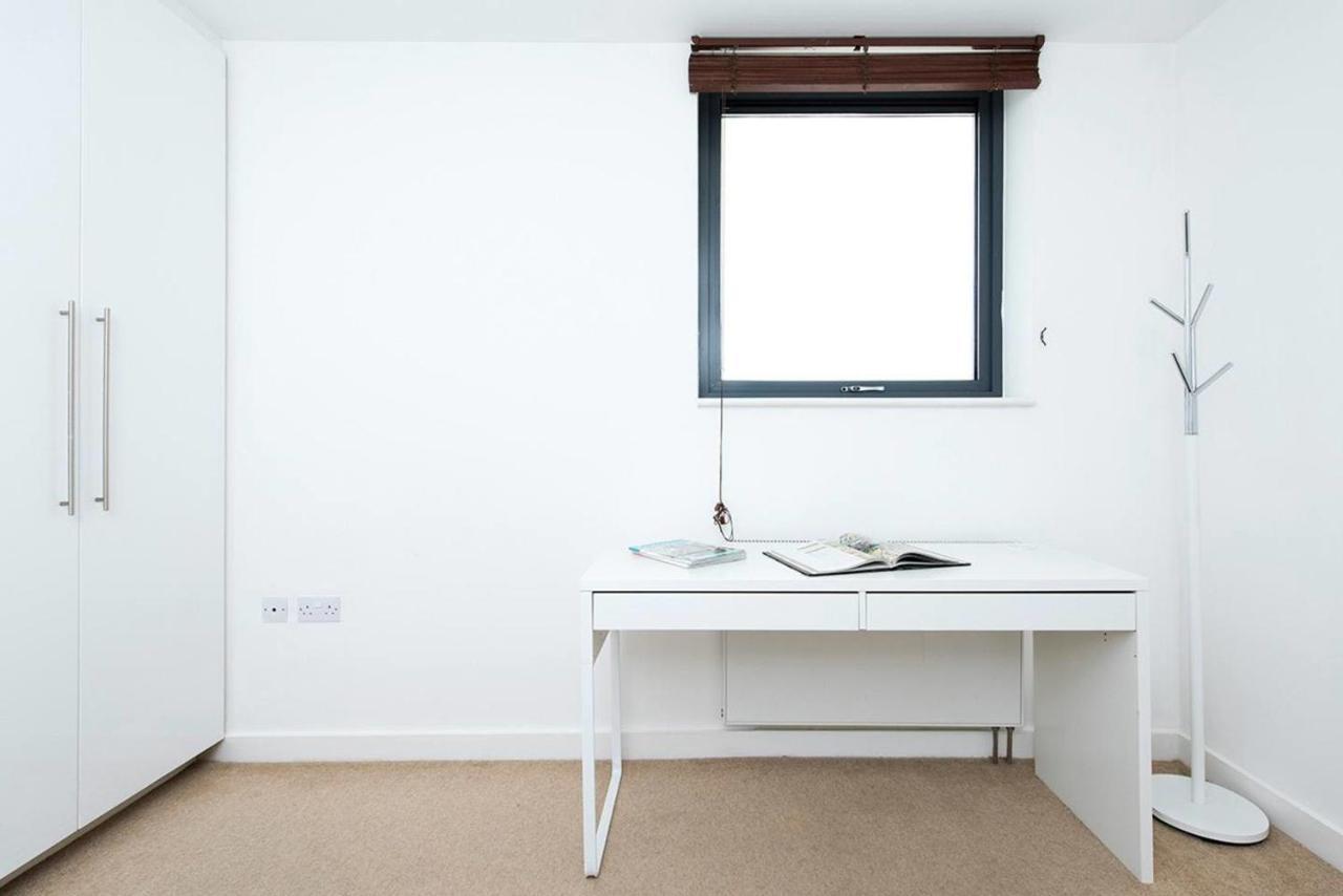 Stylish 2 Bedroom Flat With Balcony In London Kültér fotó