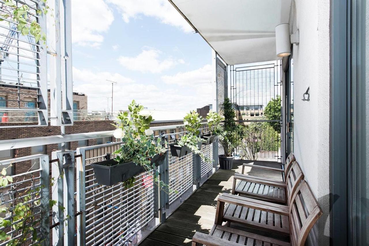 Stylish 2 Bedroom Flat With Balcony In London Kültér fotó