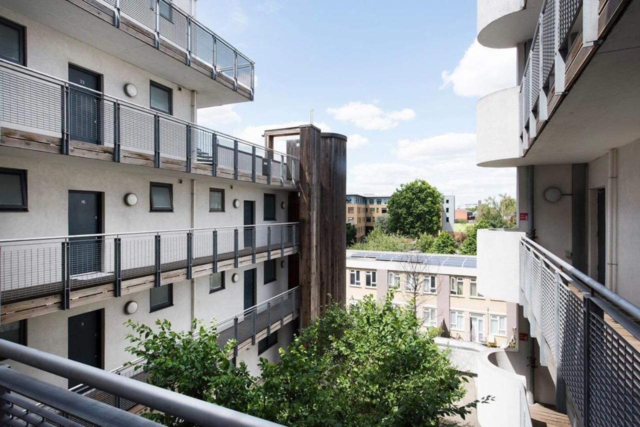 Stylish 2 Bedroom Flat With Balcony In London Kültér fotó