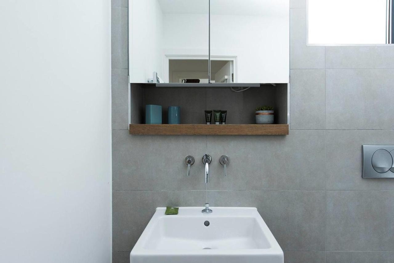 Stylish 2 Bedroom Flat With Balcony In London Kültér fotó
