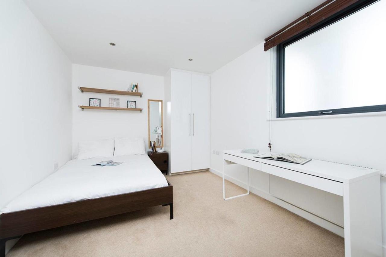 Stylish 2 Bedroom Flat With Balcony In London Kültér fotó