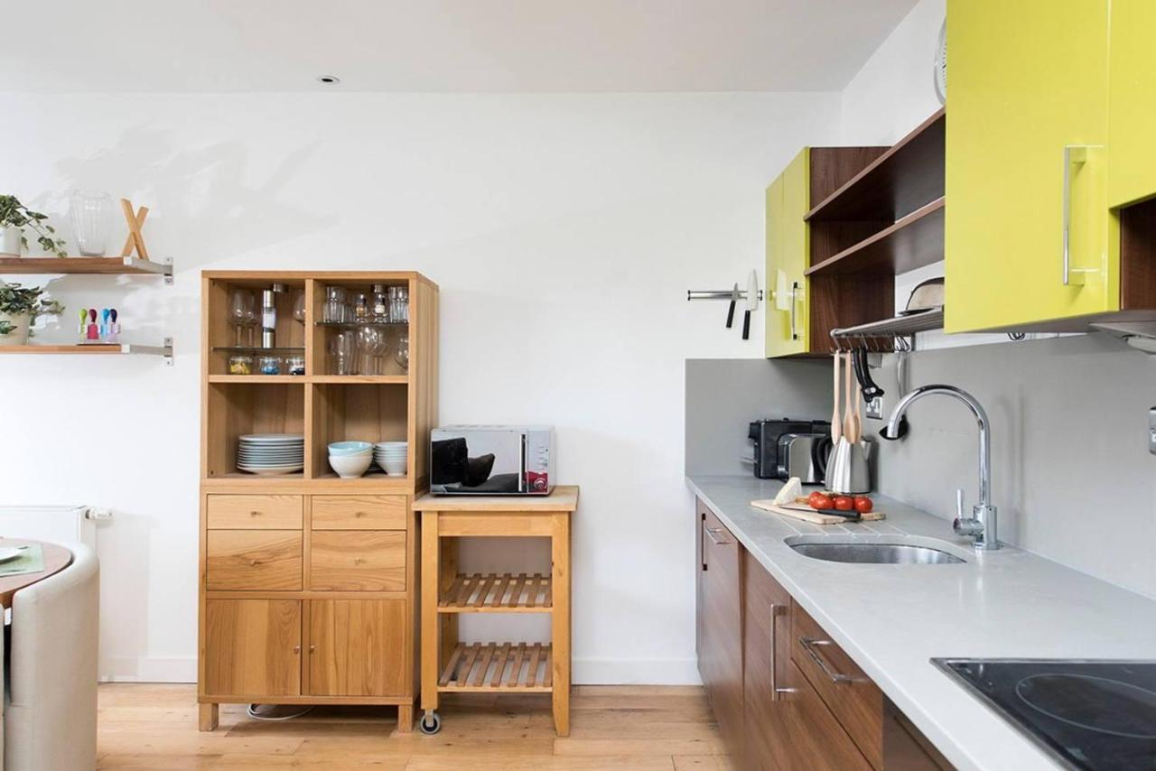 Stylish 2 Bedroom Flat With Balcony In London Kültér fotó